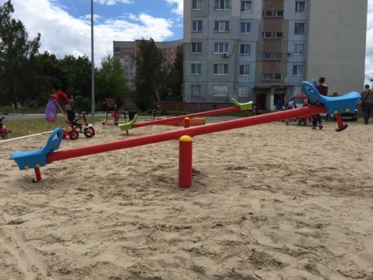 На фото Качели-балансир «Весы» ИК-3004 из раздела Портфолио сайта производителя в Санкт-Петербурге - Dgorodki.ru