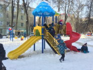 На фото Игровой комплекс ИК-0006 в комплекте с качелями и песочницей - 2 из раздела Портфолио сайта производителя в Санкт-Петербурге - Dgorodki.ru