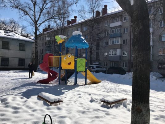 На фото Игровой комплекс ИК-0006 в комплекте с качелями и песочницей из раздела Портфолио сайта производителя в Санкт-Петербурге - Dgorodki.ru