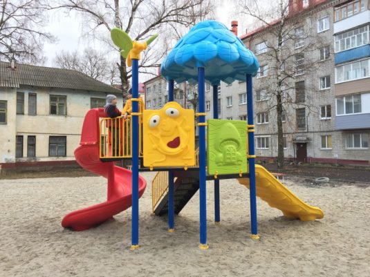 На фото Игровой комплекс ИК-0006 в комплекте с качелями и песочницей из раздела Портфолио сайта производителя в Санкт-Петербурге - Dgorodki.ru