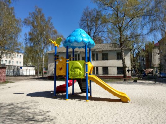 На фото Игровой комплекс ИК-0006 в комплекте с качелями и песочницей из раздела Портфолио сайта производителя в Санкт-Петербурге - Dgorodki.ru