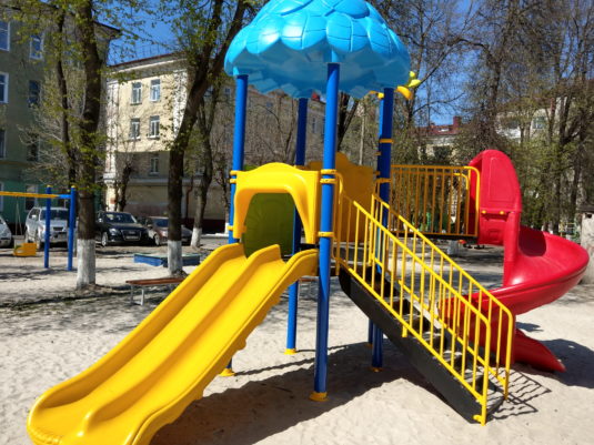 На фото Игровой комплекс ИК-0006 в комплекте с качелями и песочницей из раздела Портфолио сайта производителя в Санкт-Петербурге - Dgorodki.ru