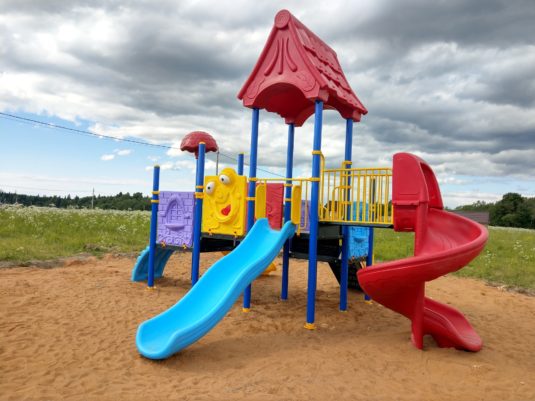 На фото Игровой комплекс PS-105 из раздела Пластиковые детские площадки сайта производителя в Санкт-Петербурге - Dgorodki.ru