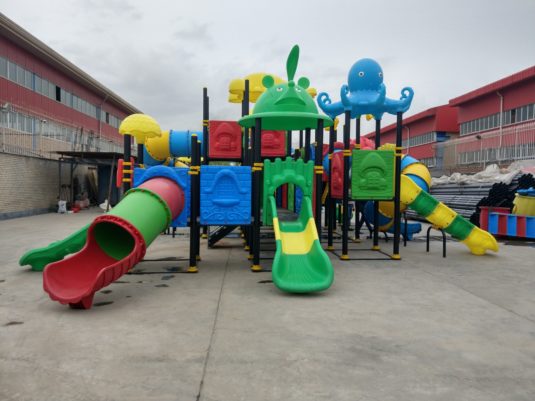 На фото Игровой комплекс PS-164 из раздела Пластиковые детские площадки сайта производителя в Санкт-Петербурге - Dgorodki.ru