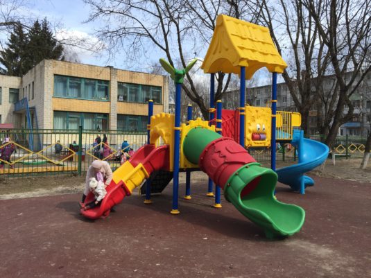 На фото Игровой комплекс PS-101 из раздела Пластиковые детские площадки сайта производителя в Санкт-Петербурге - Dgorodki.ru