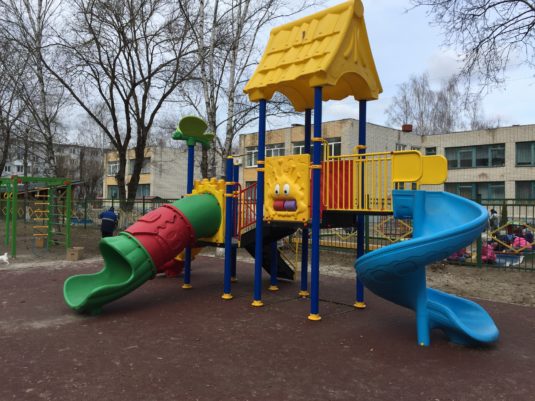 На фото Игровой комплекс PS-101 из раздела Пластиковые детские площадки сайта производителя в Санкт-Петербурге - Dgorodki.ru