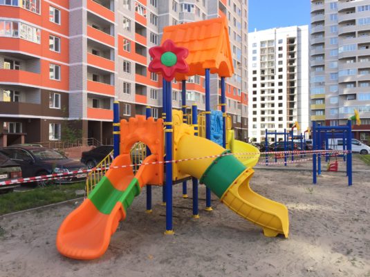 На фото Детская площадка с игровым комплексом PS-101 и качелями из раздела Портфолио сайта производителя в Санкт-Петербурге - Dgorodki.ru