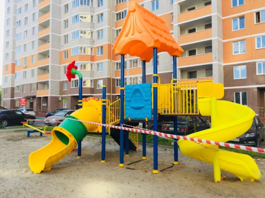 На фото Детская площадка с игровым комплексом PS-101 и качелями из раздела Портфолио сайта производителя в Санкт-Петербурге - Dgorodki.ru