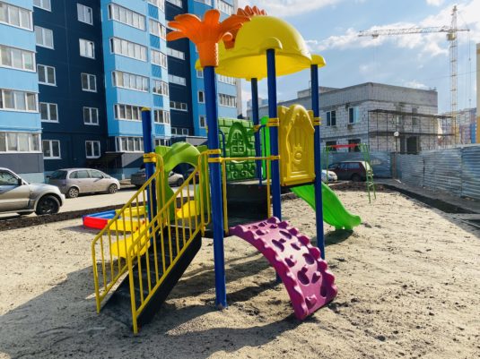 На фото Игровой комплекс PS-1206 из раздела Пластиковые детские площадки сайта производителя в Санкт-Петербурге - Dgorodki.ru