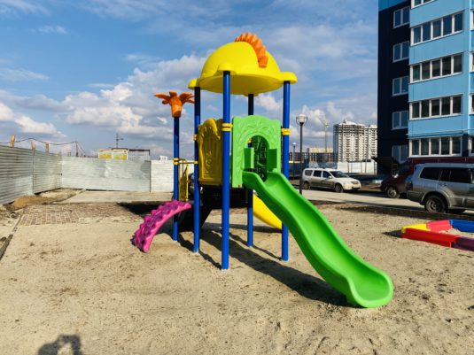 На фото Игровой комплекс PS-1206 из раздела Пластиковые детские площадки сайта производителя в Санкт-Петербурге - Dgorodki.ru