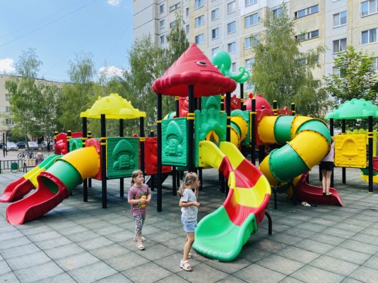 На фото Игровой комплекс PS-164 из раздела Пластиковые детские площадки сайта производителя в Санкт-Петербурге - Dgorodki.ru